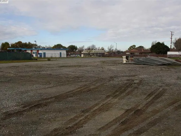 100 El Dorado Dr, Pittsburg, CA 94565