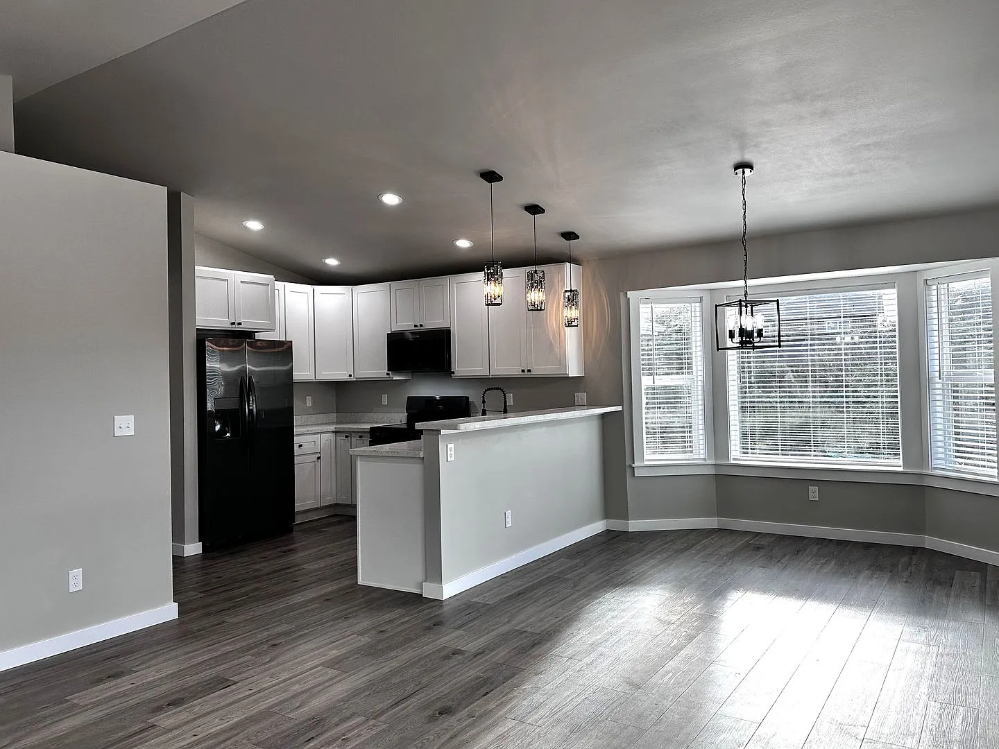 Gorgeous 2 Bedroom, 2 Bath with Garage is ready for you! — Photo 3