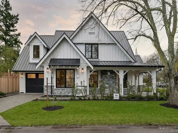 1047 Falkland Rd, Oak Bay, BC V8S 4L4