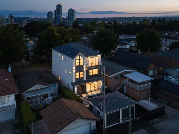 4331 Union St #2, Burnaby, BC V5C 2X5