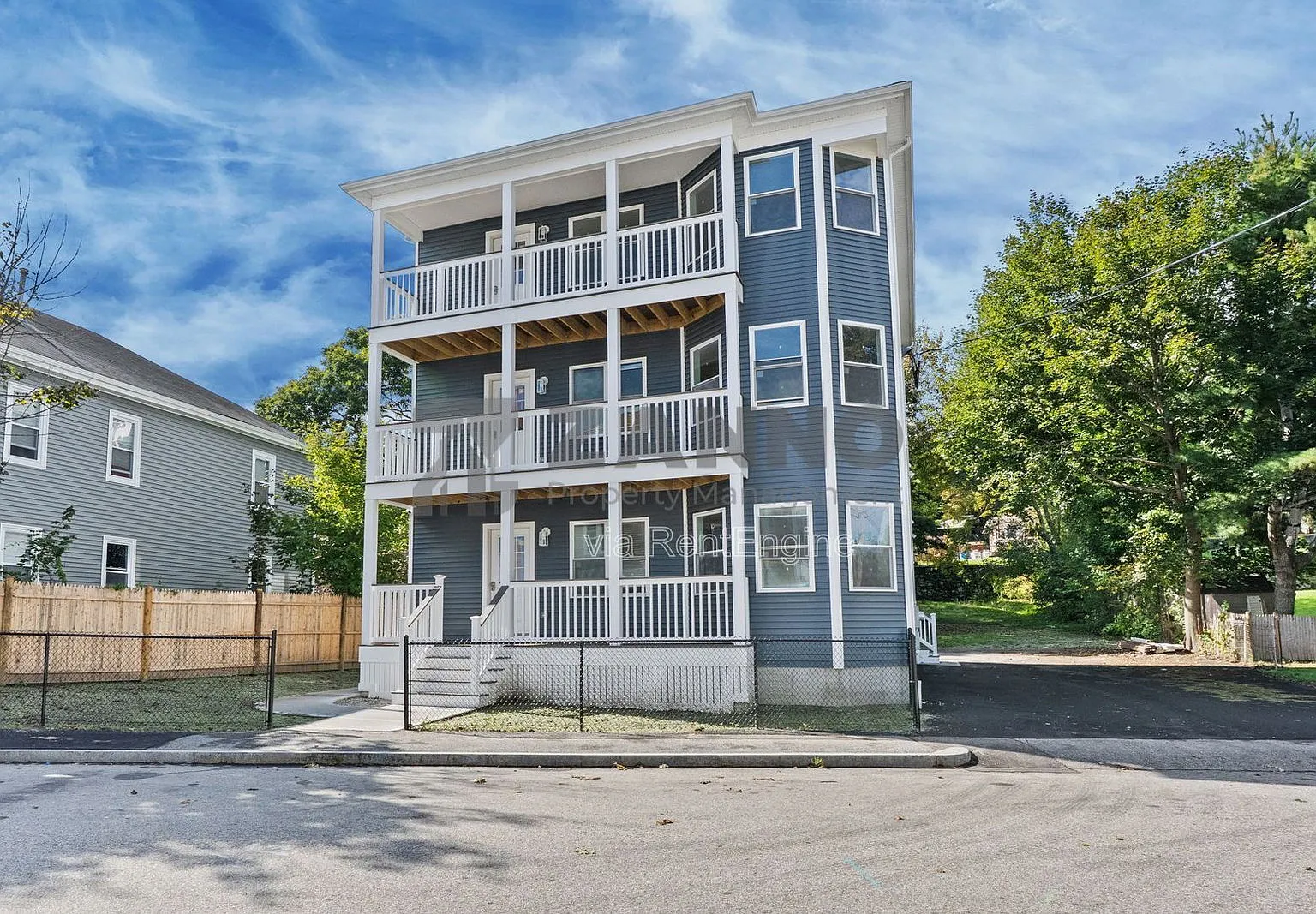 3 bed, 1.0 bath, 975 sqft, $2,350 — Photo 2