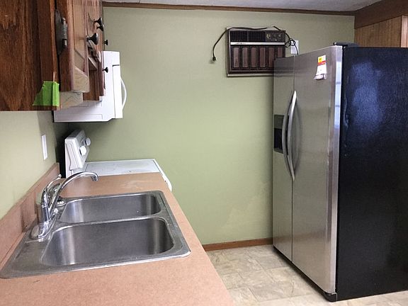 Kitchen w/wall AC