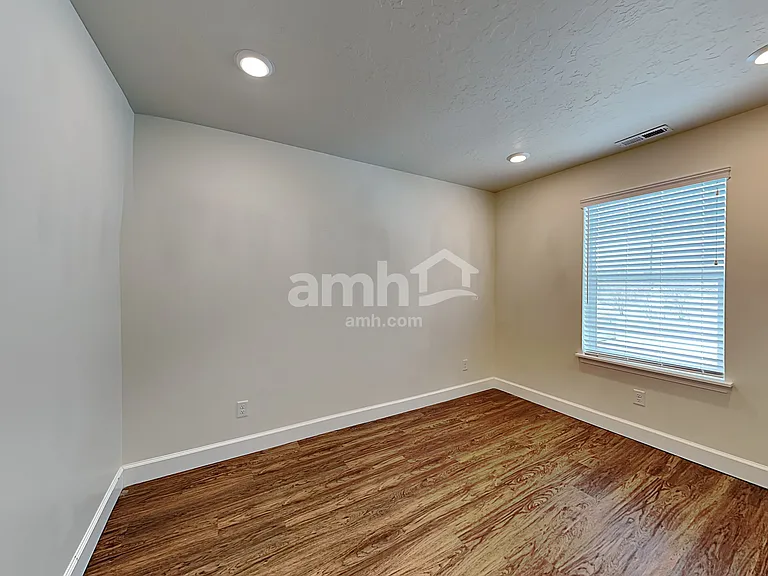 3028 E North Village Dr — Photo 16