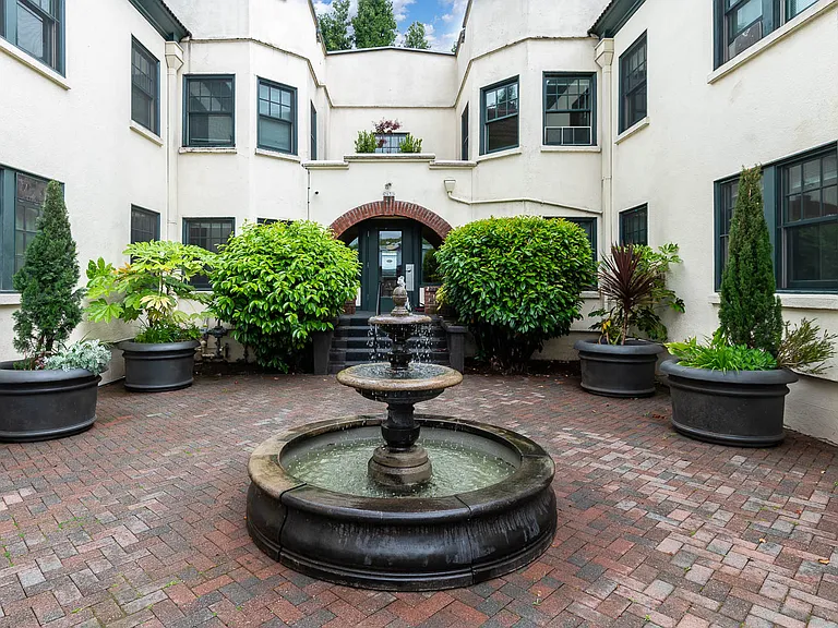 Mississippi Court | Exterior