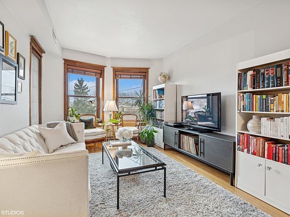 3rd image of 2536 N Sacramento Ave #3