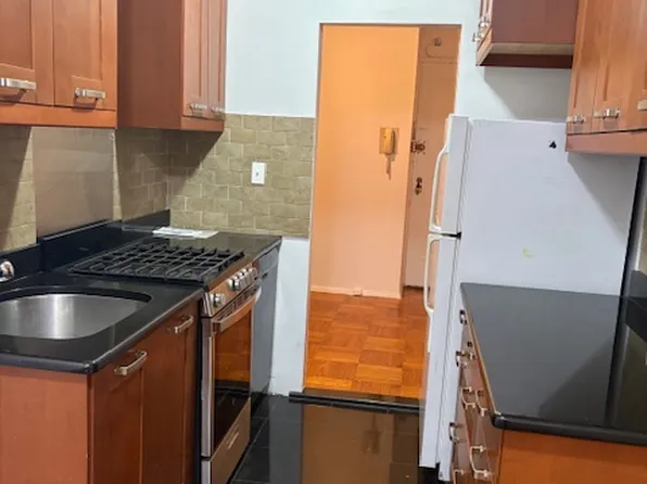 735 Kappock Street image 7 of 13