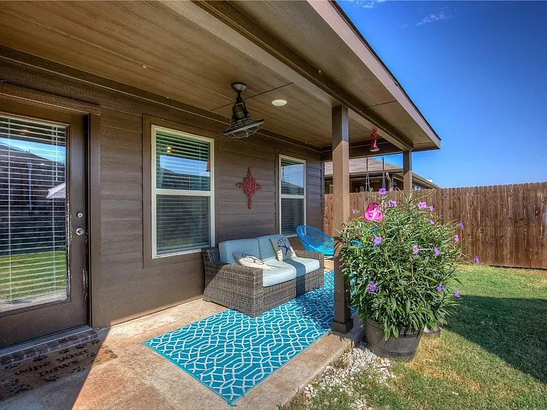 1004 Basswood Ln — Photo 32
