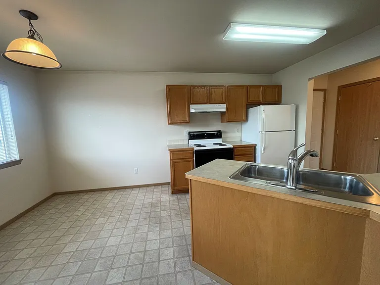 595 Eastmont Ave — Photo 4