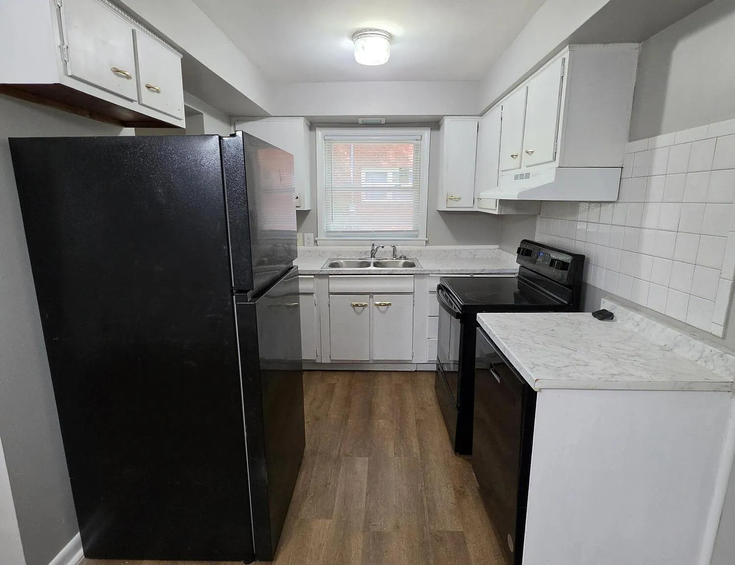 3 bed, 1.0 bath, 1285 sqft, $1,650 — Photo 2