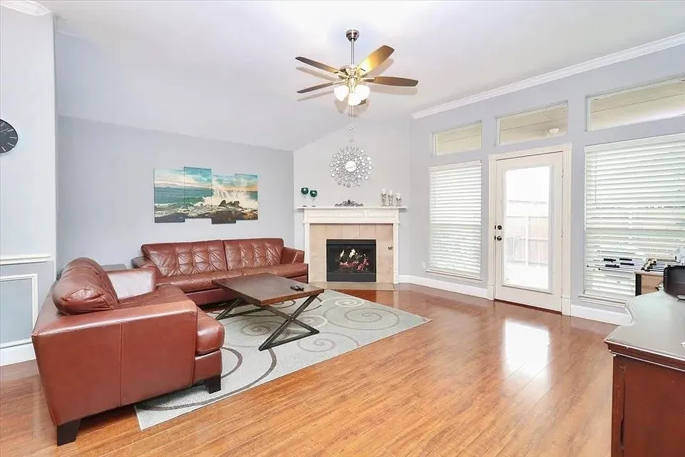4 bed, 1984 sqft, $2,600 — Photo 2