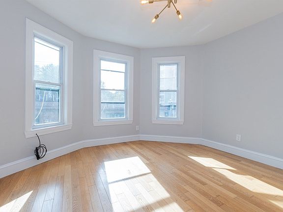 4th image of 131 Erie St #2