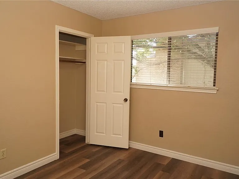 6525 Hart Ln — Photo 17
