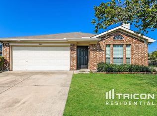 2400 Ensenada Ln, Fort Worth, TX 76108