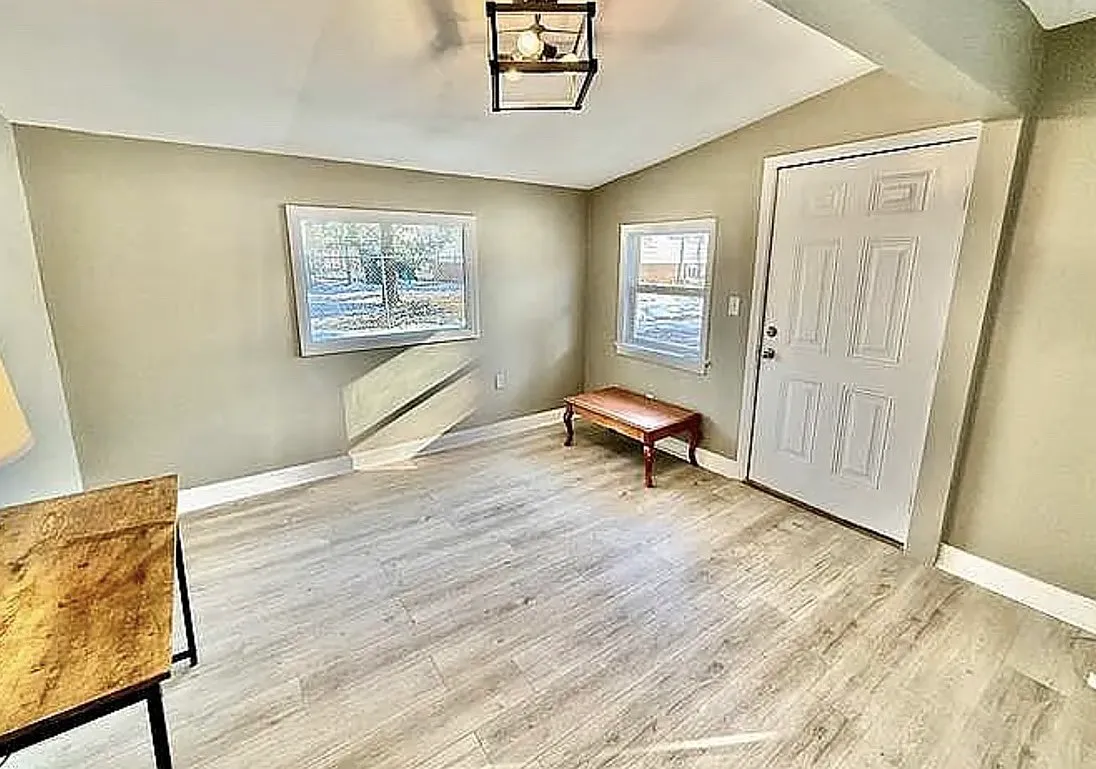 3 bed, 886 sqft, $1,100 — Photo 3