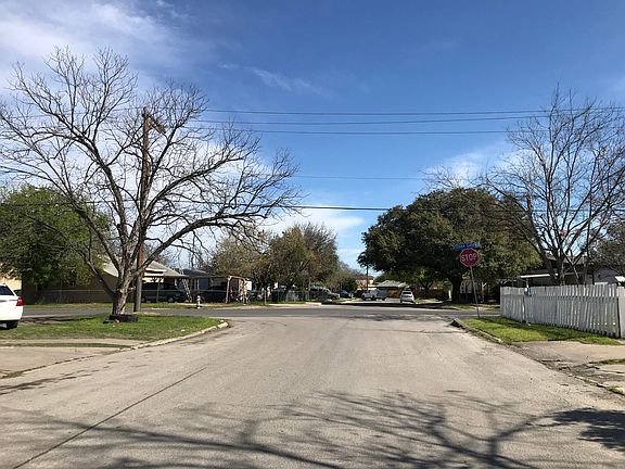 5th image of 202 Marquette Dr