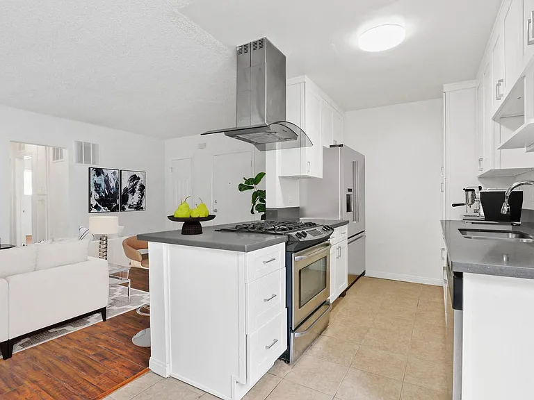 113 N Gale Dr — Photo 2