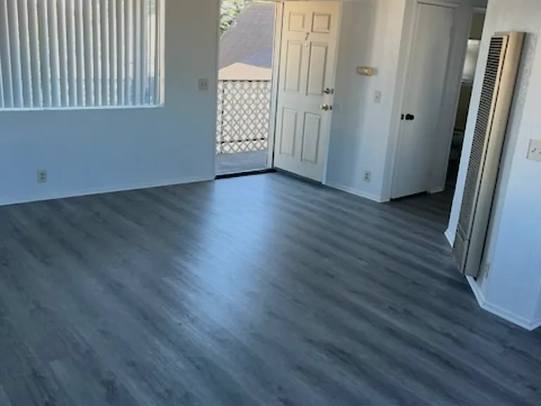 513 W Queen St #7 — Photo 12