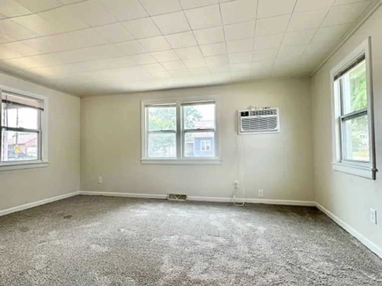 1128 Saint George St — Photo 3