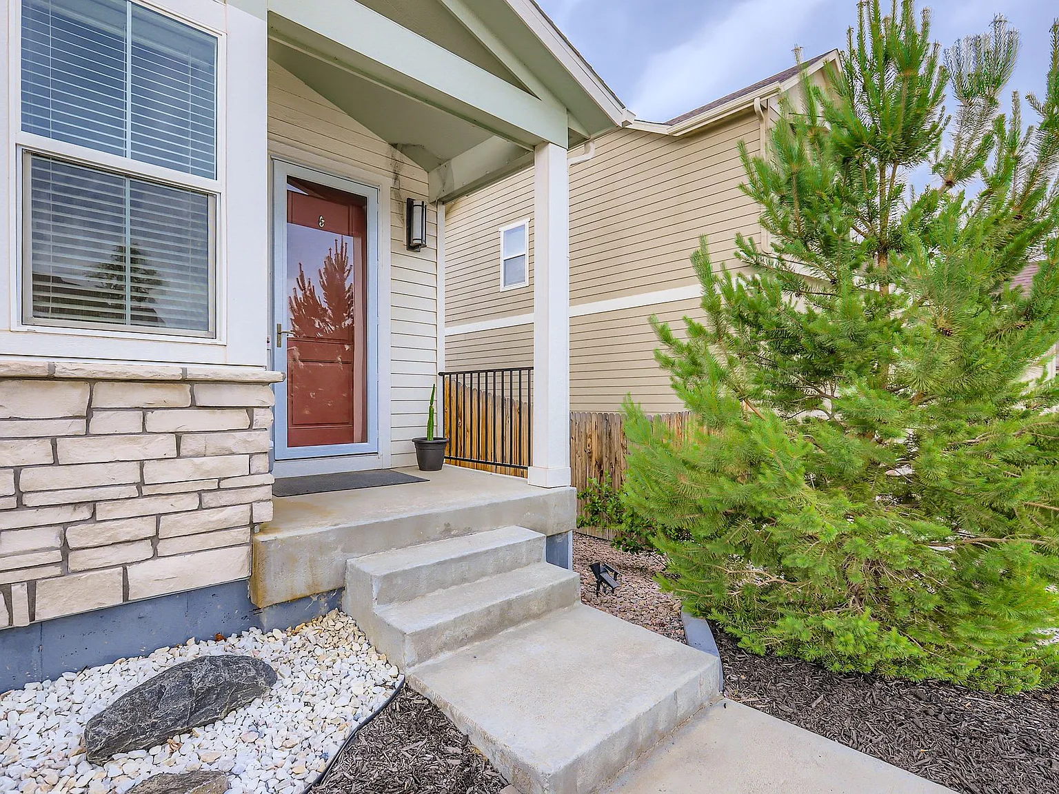 3 bed, 3.5 bath, 2522 sqft, $3,200 — Photo 3