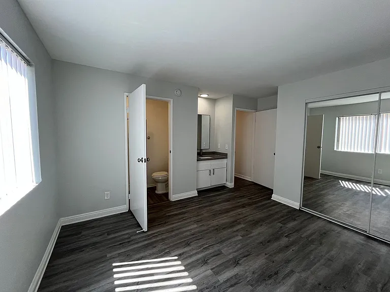226 South Serrano — Photo 26