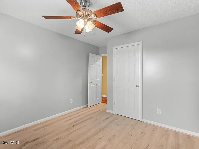 101 Barrington Ct — Photo 12