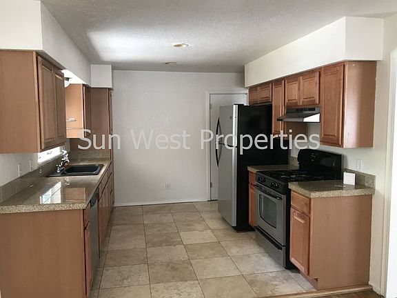 4th image of 2704 N Mesa Dr