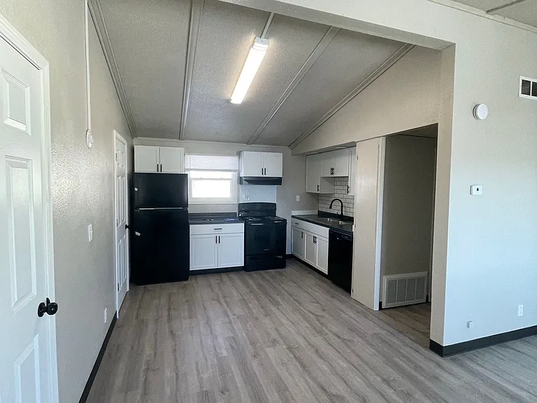 McCook Apartments — Photo 14