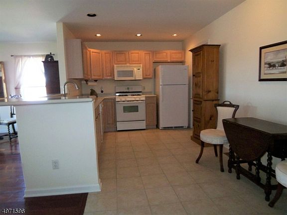 3rd image of 129 Bourne Cir #907
