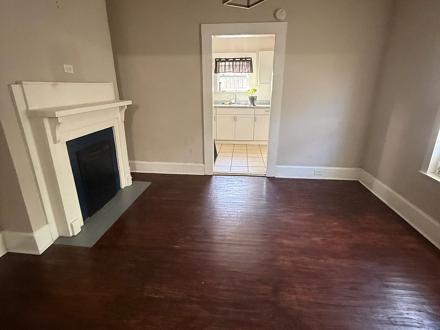 552 Giles St — Photo 3