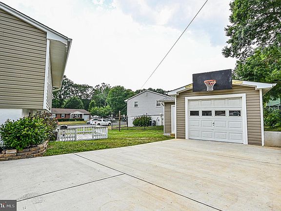 5th image of 3801 Claremont Ln