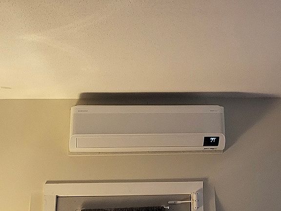 Heat pump air conditioner for heating and cooling