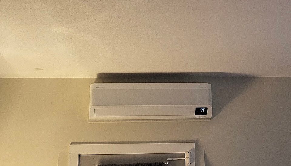Heat pump air conditioner for heating and cooling