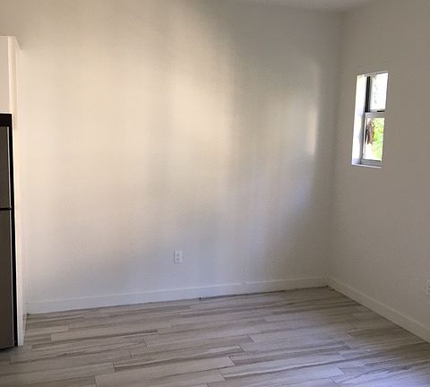 5th image of 1560 Meridian Ave APT 203
