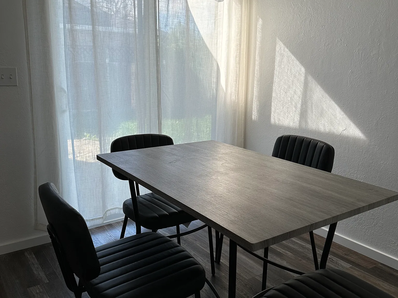 3 bed, 100 sqft, $1,000 — Photo 2