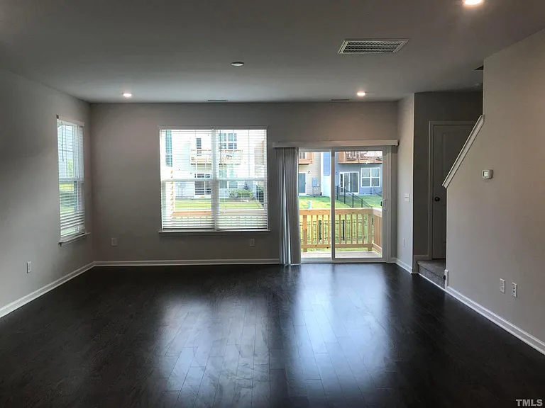 1042 Commack Dr — Photo 4
