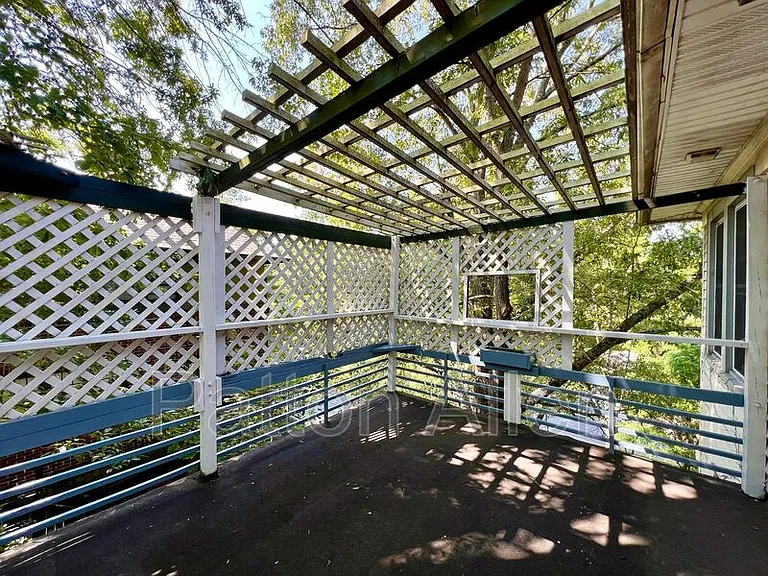 130 Edwin Pl #4 — Photo 3
