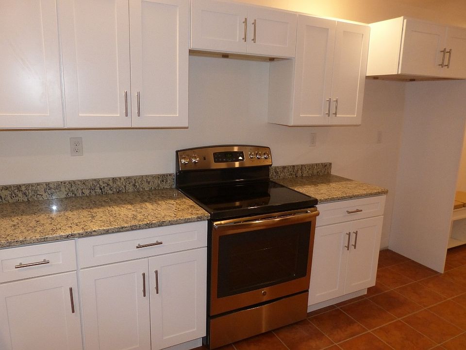 2nd image of 1110 W Hollis St