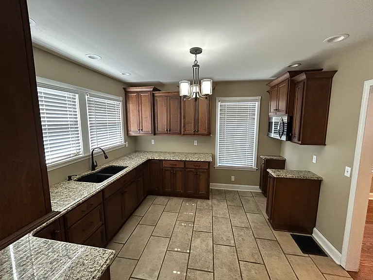1210 Nashville St — Photo 4