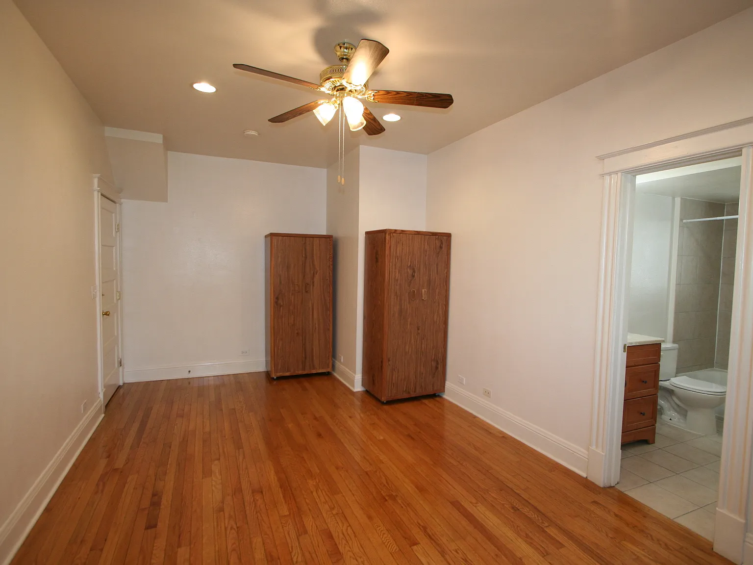 Studio, 300 sqft, $1,050 — Photo 3