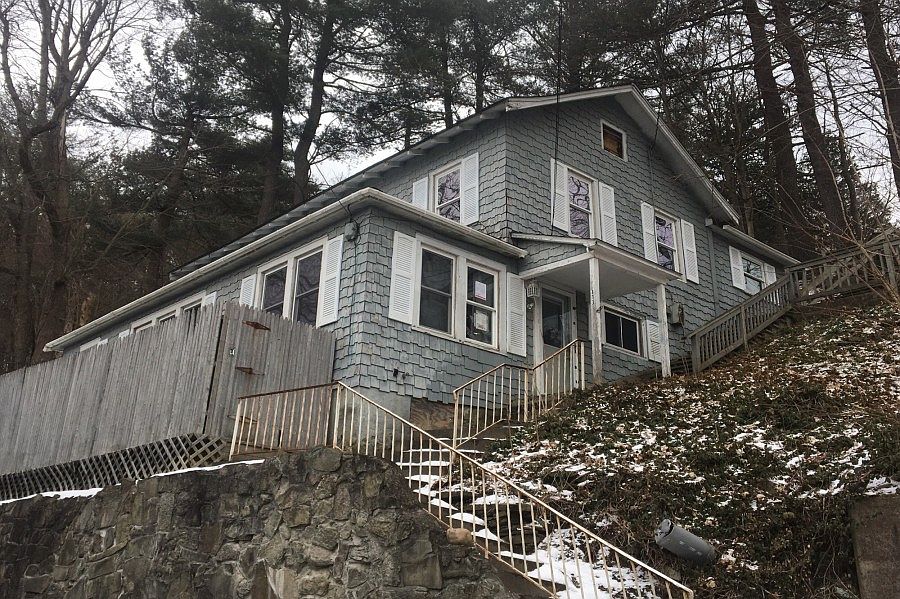 2nd image of 413 Moss Ave
