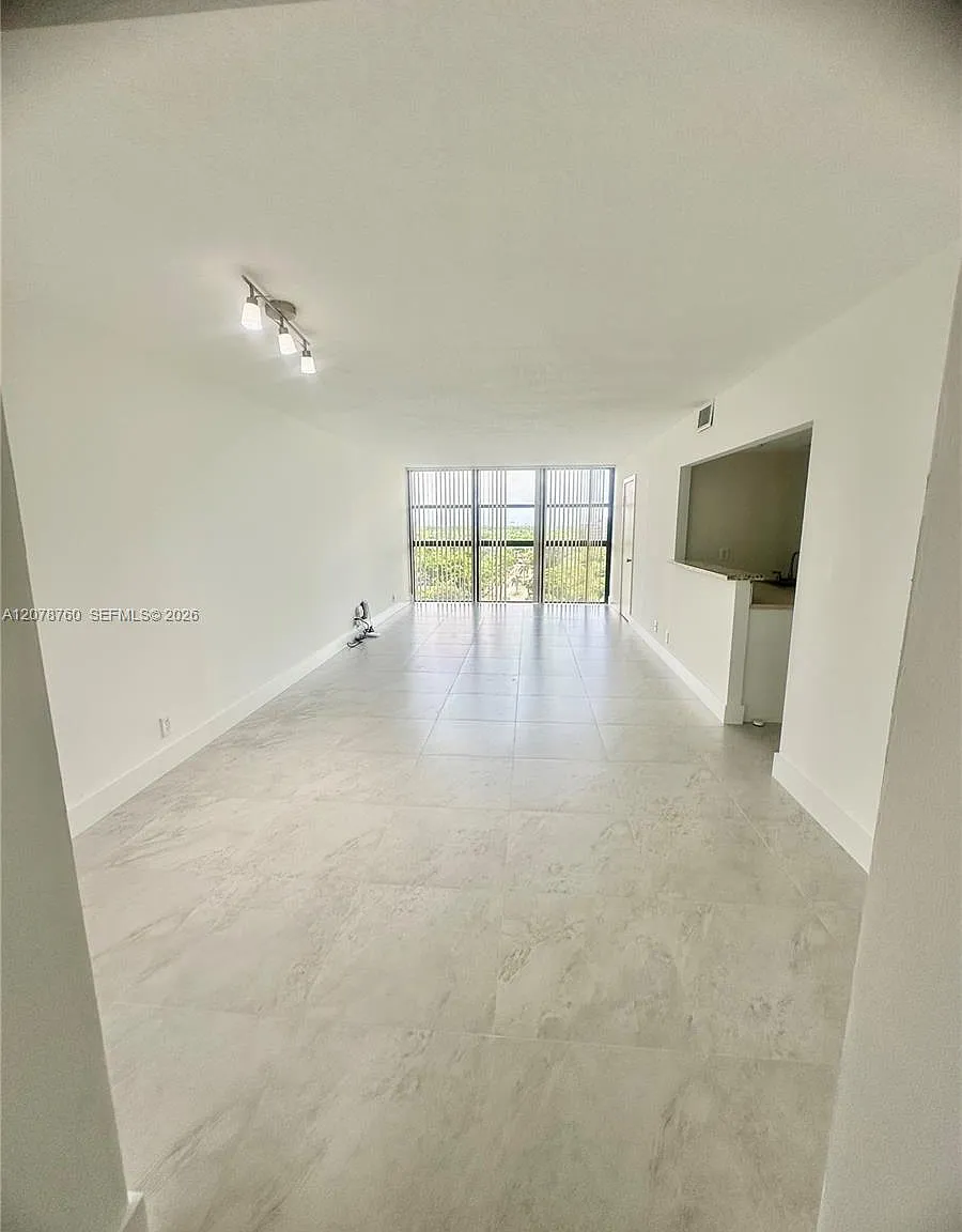 200 Leslie Condo — Photo 3