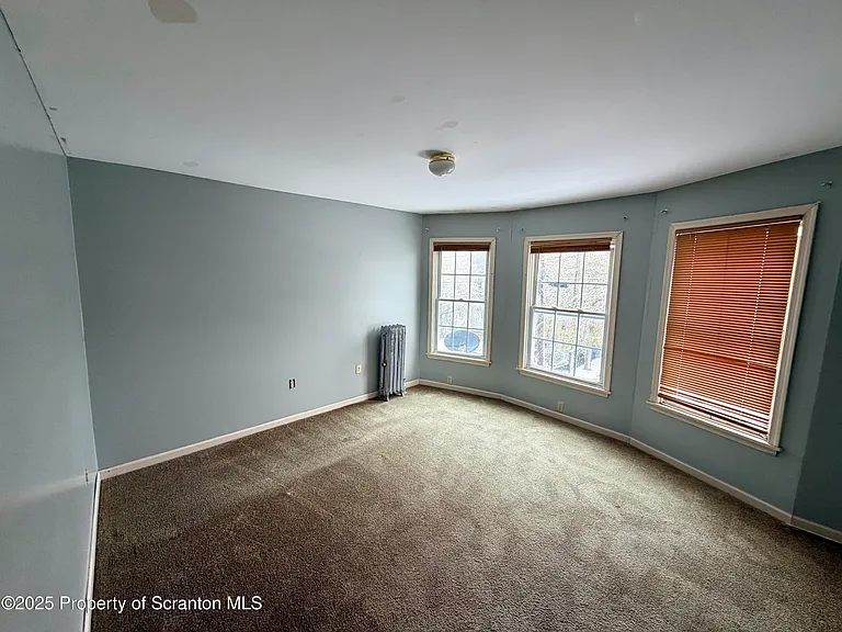 818 W Locust St — Photo 13