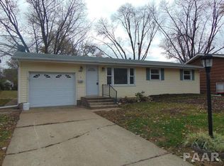 2004 State St, Pekin, IL 61554