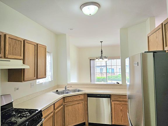 5th image of 327 Windsor Ct Unit A