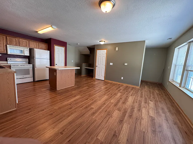 1146 SE Village View Ln — Photo 2