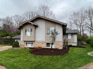 211 Hollytree Ct, Ballwin, MO 63021