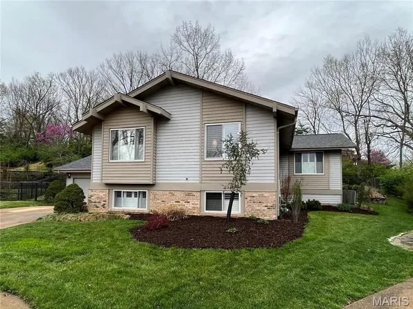 211 Hollytree Ct, Ballwin, MO 63021