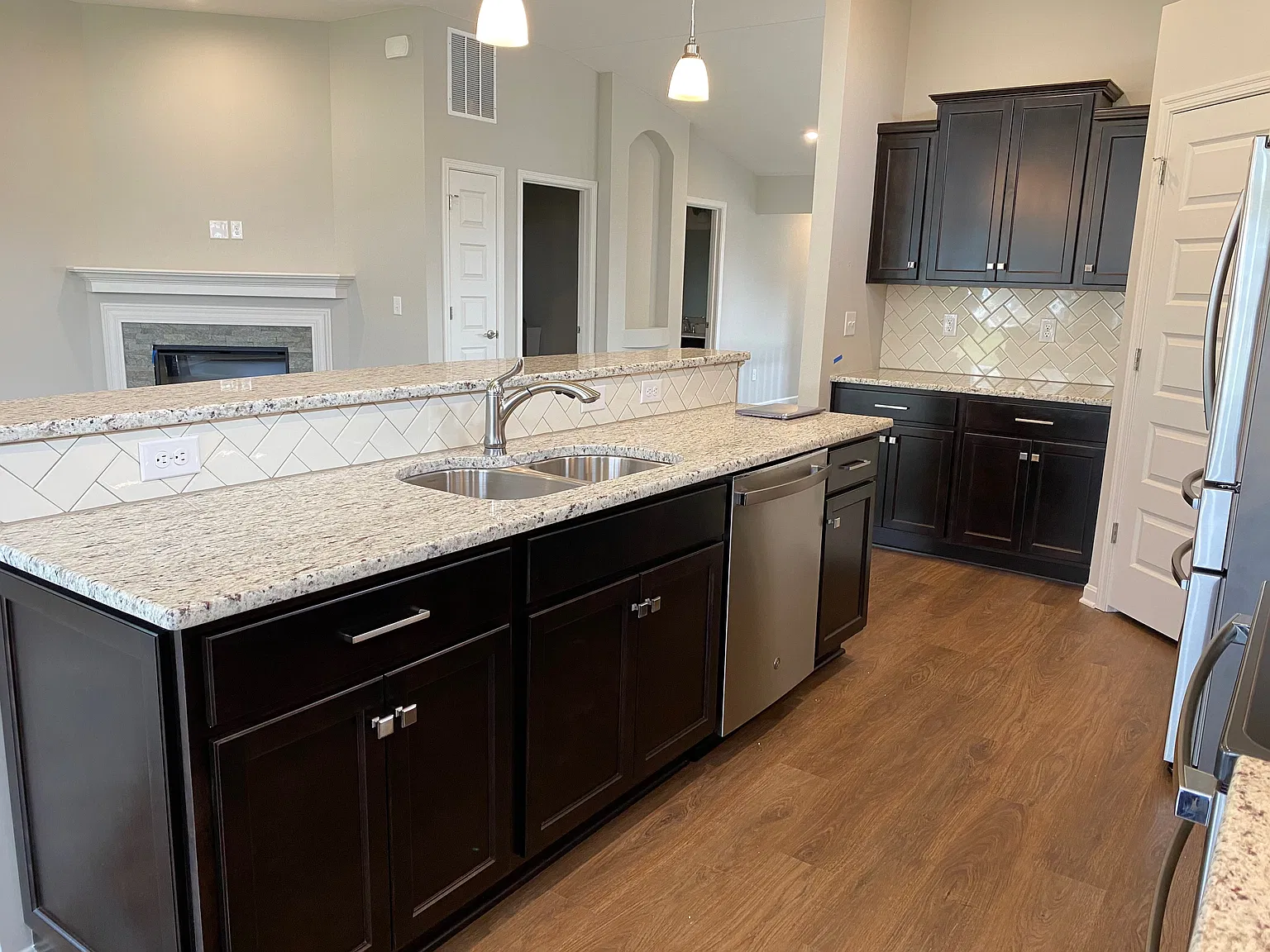 3 bed, 2017 sqft, $2,950 — Photo 2