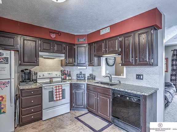 5th image of 15120 Green Ave