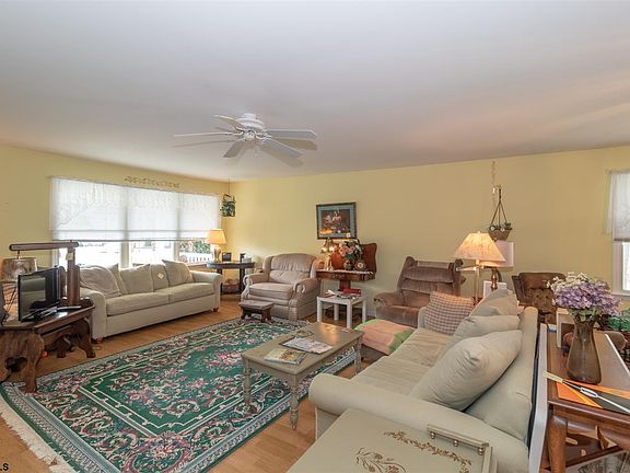5th image of 822 New York Ave